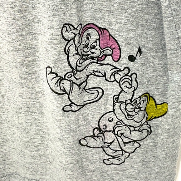 Uniglo Disney 7 Dwarves Shirt!  5 on the front 2 On the back! - Picture 6 of 6